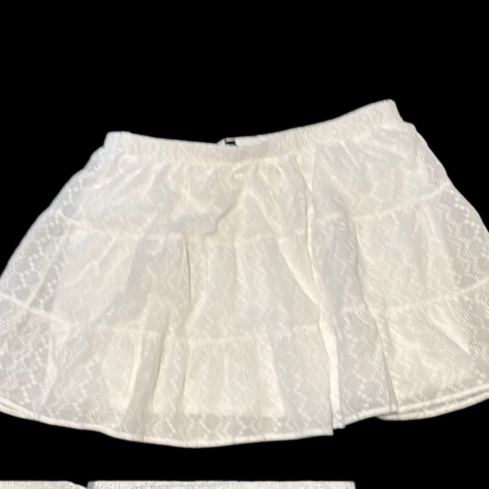 White ruffled skirt with cutout design XL
